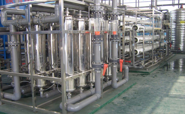       化工行業(yè)中的高純水主要應(yīng)用于電池行溶劑用純水、化學(xué)分析、化工材料、產(chǎn)品清洗、物質(zhì)的分離、濃縮、提純，廢物回收等場(chǎng)合的用水，對(duì)于水質(zhì)要求相對(duì)來(lái)說(shuō)不是太高，純水電導(dǎo)率從0.1uS/cm-20uS/cm就基本上能滿(mǎn)足要求。我們公司可根據(jù)客戶(hù)對(duì)水質(zhì)的具體要求，采用反滲透，離子交換，EDI等超純水生產(chǎn)工藝的不同組合，生產(chǎn)出即經(jīng)濟(jì)實(shí)用，又