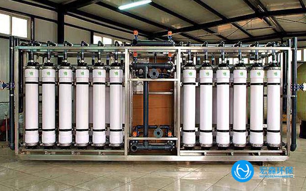 隨著經(jīng)濟(jì)發(fā)展人們對生活要求也提高，有了大量食品加工行業(yè)，但是這個行業(yè)在生產(chǎn)過程中會排放大量污水，如果不及時處理，污水可能會流入食品生產(chǎn)工藝中，影響食品的衛(wèi)生。食品加工行業(yè)想要處理食品加工污水，就選擇食品加工廢水零排放設(shè)備，應(yīng)注重其優(yōu)點和特點。食品加工廢水零排放設(shè)備精確地將接觸氧化工藝和活性污泥相結(jié)合，使廢水處理水平大大提高。 食品加工廢水零排放設(shè)備 一、投資難 建設(shè)大型廢水處理廠的投資壓力往往很大，這種食品加工廢水零排放設(shè)備的總投資非常小，市場價格從幾萬到幾十萬不等，適用于房地產(chǎn)、大工廠等社會大資金的投資，等等，這也更符合“誰污染誰治理”的原則。 二、精確實現(xiàn)中水回用，達(dá)到節(jié)水的目的 大型廢水處理廠開展中水業(yè)務(wù)的主要障礙是鋪設(shè)一條極大的中水通道管網(wǎng)，綜合設(shè)備可以更敏捷地配置。通常來說，排水點也是中水回用的點，這樣就全然可以省去下方水道的建設(shè)。 三、要精確解決建筑面積問題 廢水處理廠的建設(shè)必須占用大面積的土地，但隨著城市化進(jìn)程和土地利用日趨惡化，綜合設(shè)備處理效率很低，而且可以埋在地表下列，基本上不占用土地面積。 四、緩解市政管理建設(shè)壓力 大型廢水處理廠的建設(shè)需要大型市政管網(wǎng)系統(tǒng)的建設(shè)。對于網(wǎng)絡(luò)不興盛的小區(qū)、工廠、風(fēng)景名勝區(qū)的建設(shè)，管理不便于，也是資金的浪費。而且這種食品加工廢水零排放設(shè)備更便于分離排水，不會增加廢水管道的壓力。 